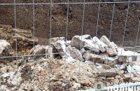 У Печерському районі Києва під час ремонтних робіт обвалився ґрунт на схилі, загинув робітник