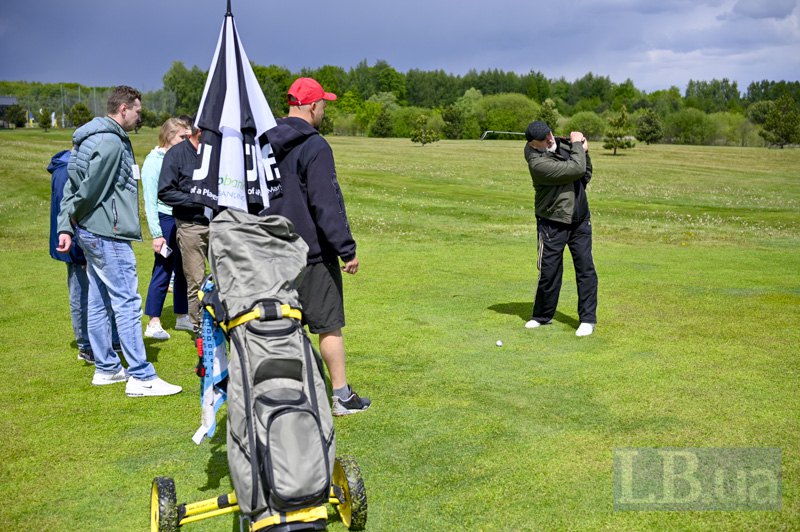 Ветеран Сергій виконує свій удар