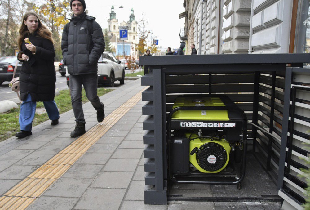 Генератор працює на вулиці Львова під час відключення електроенергії в місті.