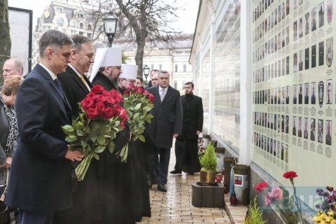 Помпео в Киеве встретился с Пристайко и возложил цветы к Стене памяти