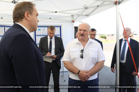 Лукашенко заборонив підприємствами скорочувати виробництво через санкції "мерзотників по той бік кордону"