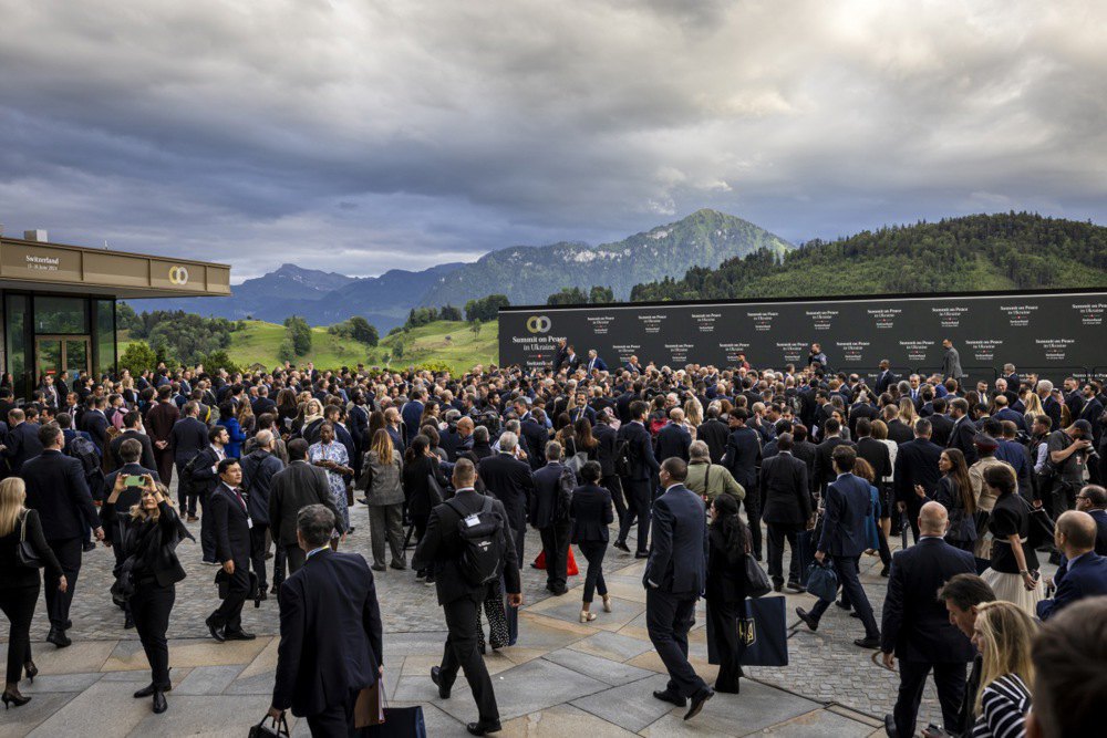 Глави держав і члени делегацій залишають сцену після традиційного групового фото під час Саміту миру