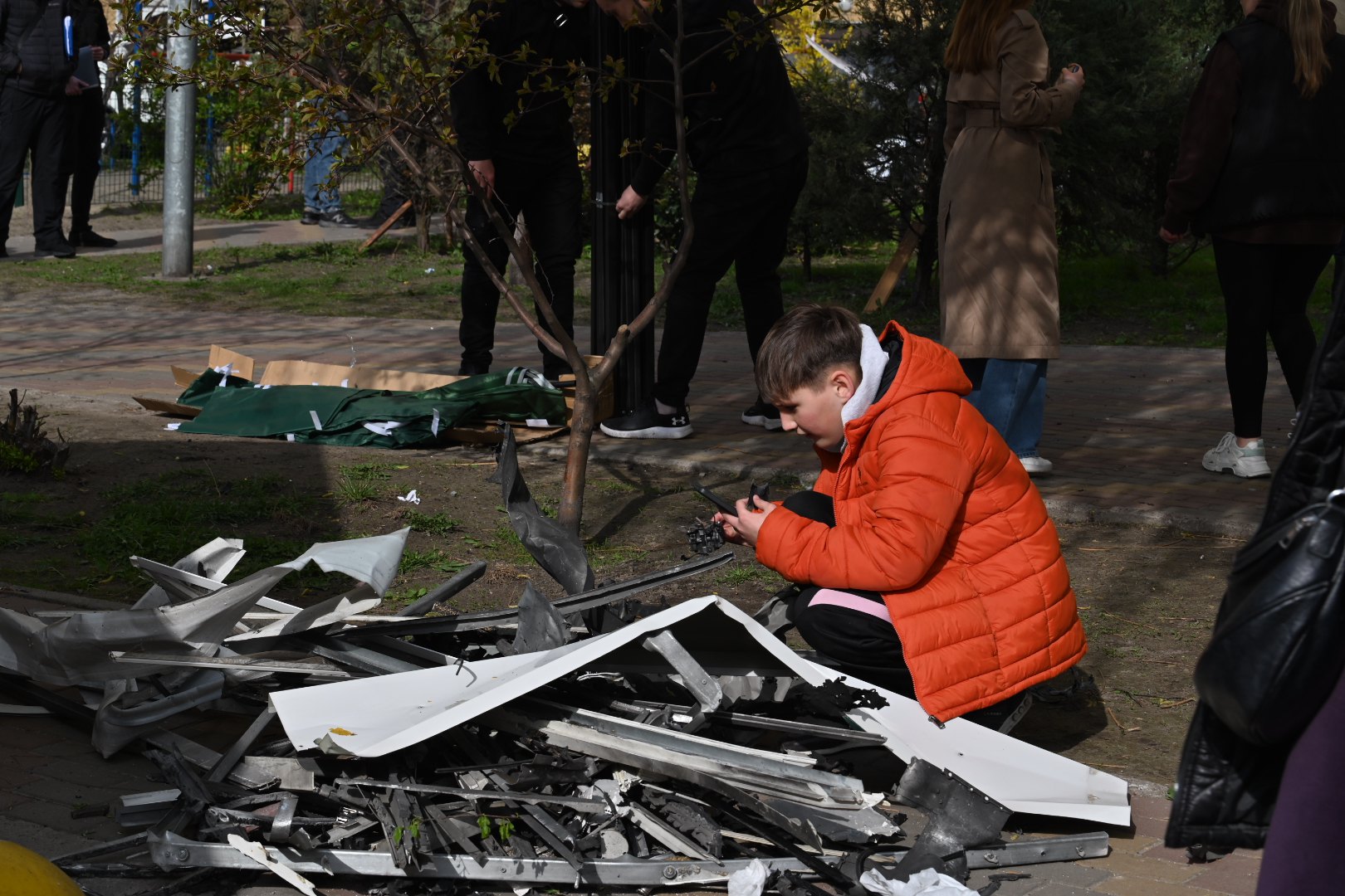 На місці влучання у багатоповерхвку у Подільському районі Києва, 16 квітня 2026