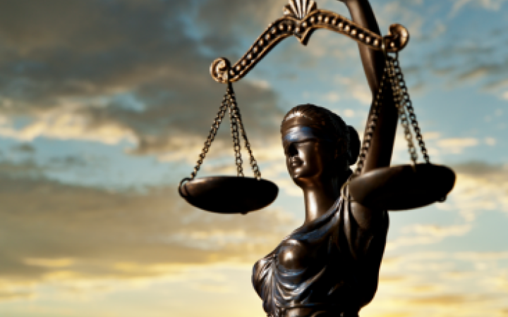 Судитимуть двох експоліцейських із Дніпра, яких звинувачують у видаленні із баз даних сотень чоловіків