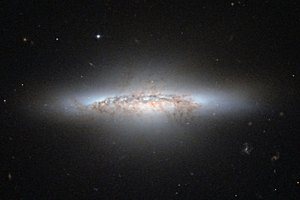 "Хаббл" сфотографировал линзовидную галактику