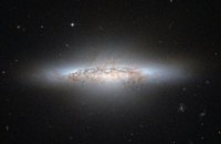 "Хаббл" сфотографировал линзовидную галактику