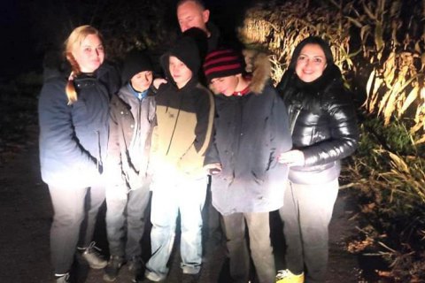 ​Поліція знайшла трійцю школярів-втікачів з Обухівщини, які зробили схованку в кукурудзяному полі