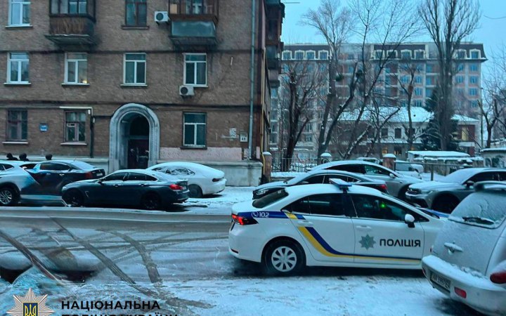 Поліція Києва назвала причину смерті жінки на Подолі, заперечує переохолодження