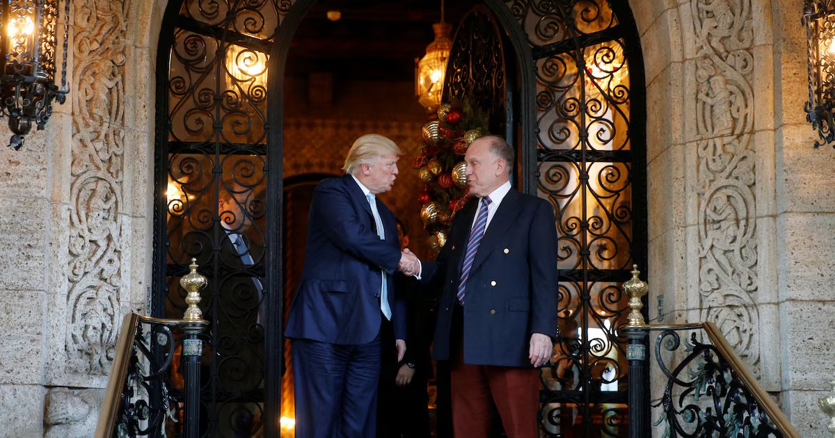 Новообраний президент Сполучених Штатів Дональд Трамп вітає президента Всесвітнього єврейського конгресу Рональда Лаудера після їхньої зустрічі в клубі Mar-a-lago в Палм-Біч, Флорида, США, 28 грудня 2016 року.