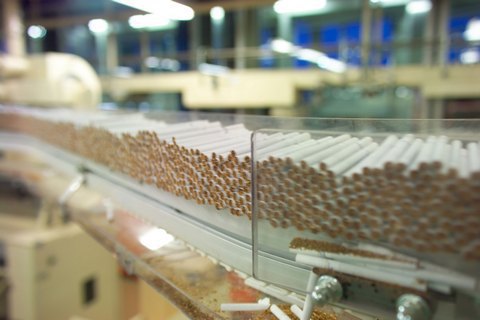 Рада підвищила акциз на сигарети на 29,7% і скасувала ПДВ на електромобілі