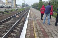 Пассажирский поезд сбил насмерть мужчину в Киеве