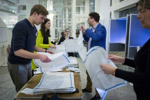 В Нидерландах решили вручную подсчитывать голоса на выборах в парламент