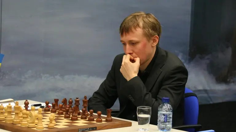 Руслан Пономарьов міркує над розвитком шахової партії.