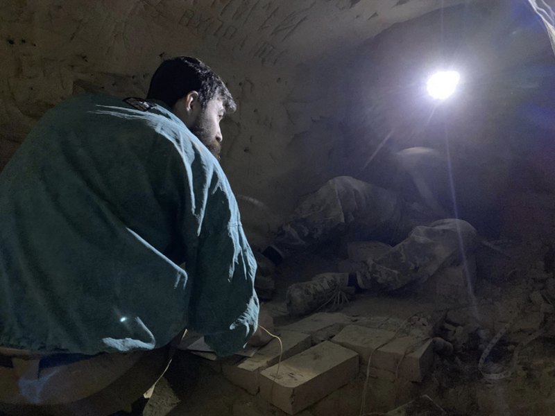 Співробітники Інституту археології НАН України обстежують печеру