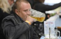 В Украине на бутылку пива можно заработать за 15 минут