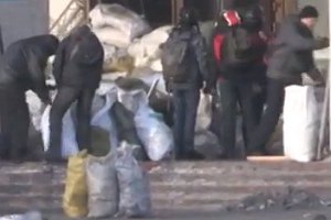 Евромайдановцы затеяли уборку в Украинском доме