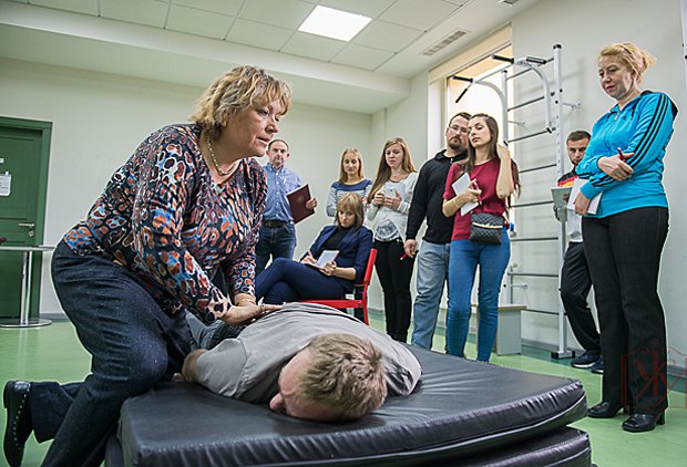 Фізичний терапевт з Канади Рената Роман проводить тренінг для фахівців реабілітаційної медицини в Українському католицькому університеті.