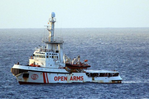 Іспанія відправила за мігрантами з Open Arms військовий корабель