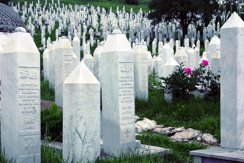 Меморіальне кладовище.