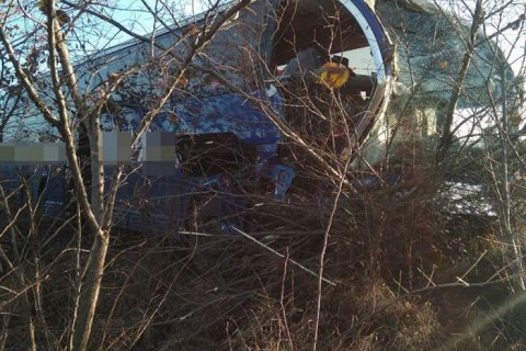 На трассе "Киев-Харьков" автобус с пассажирами столкнулся с грузовиком и съехал в кювет
