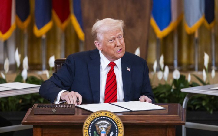 Трамп продовжив на рік санкції проти Росії