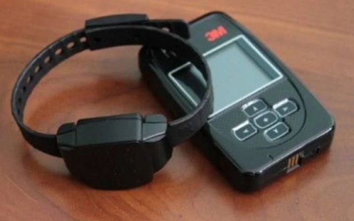 TIU: у Нацполіції критично не вистачає електронних браслетів, справних є тільки 145 