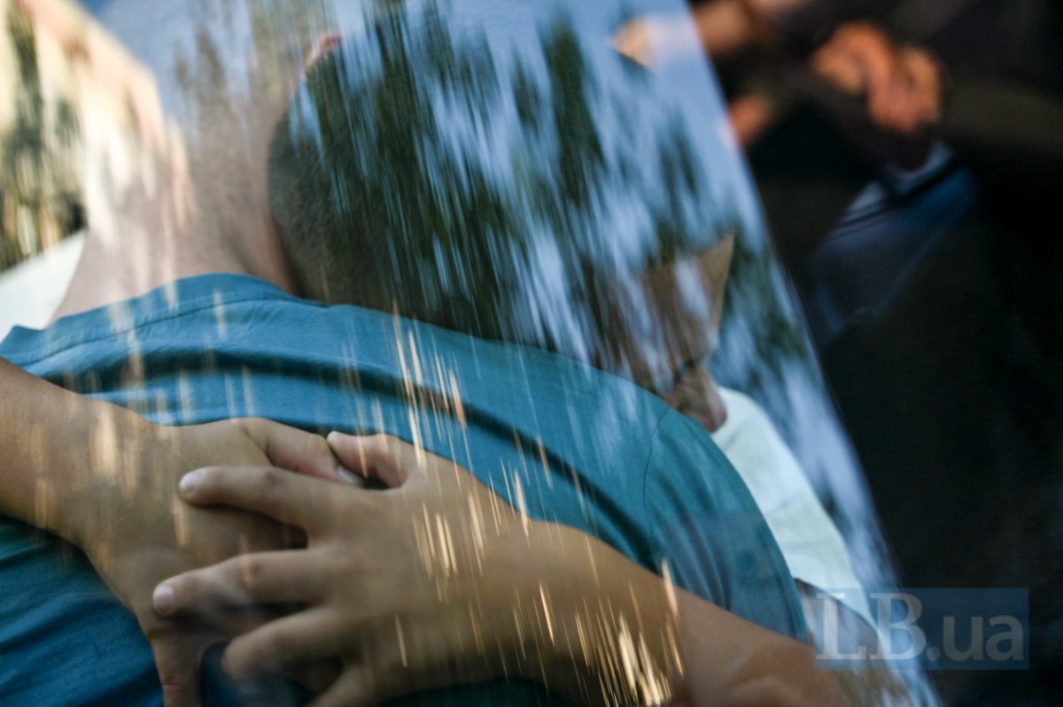 Найкраща мить у світі: зустріч з рідним, якого повернули з полону