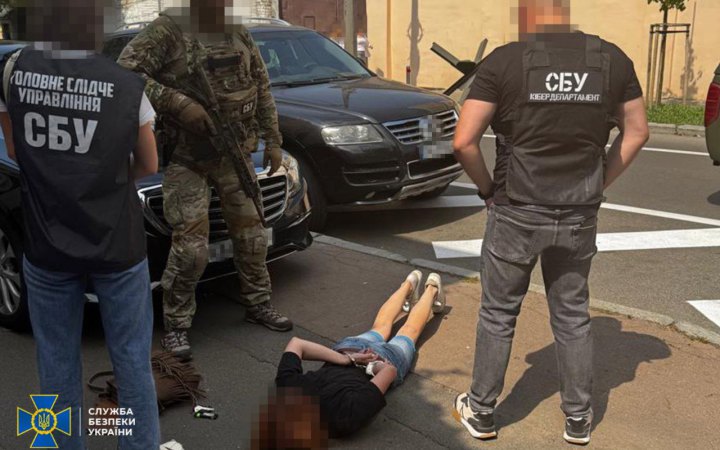 У Києві затримали жінку біля будівлі Нацгвардії за підозрою у допомозі ворогу готувати нові обстріли та теракти