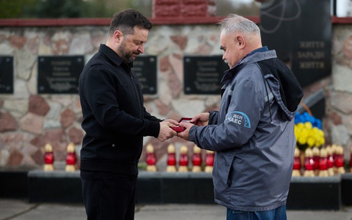 Зеленський відзначив нагородами ліквідаторів аварії на ЧАЕС, рятувальників та працівників станції