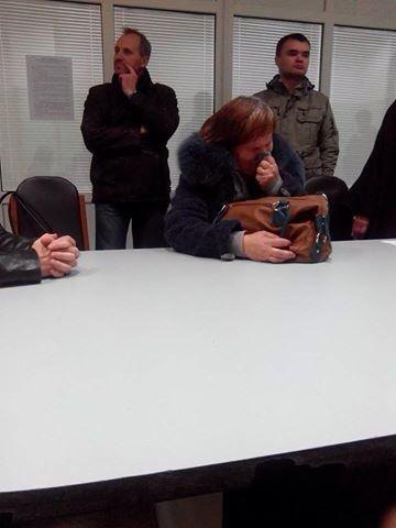 Мама одного из военных 51-й ОМБР плачет возле приемной Генпрокуратуры