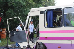 В Сумской области автобус врезался в дерево: пострадали 8 человек
