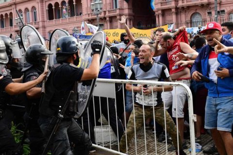 Під час прощання з Дієго Марадоною відбулися сутички фанатів з поліцією