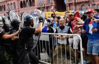 Під час прощання з Дієго Марадоною відбулися сутички фанатів з поліцією