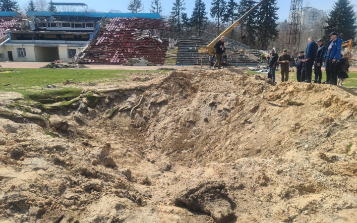 У Чернігові вже тиждень шукають тіла загиблих на стадіоні Гагаріна (фото)