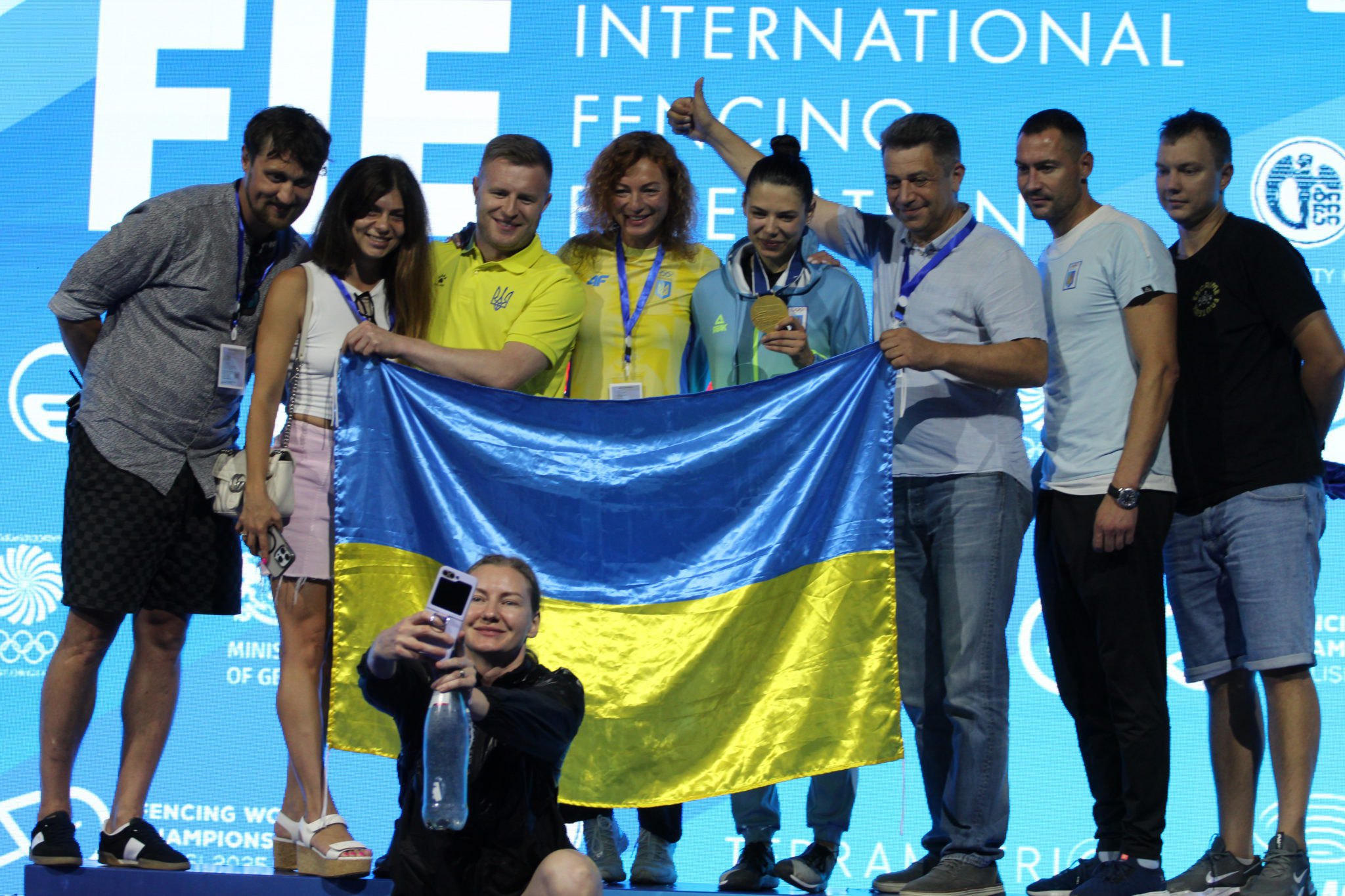 Українська делегація після перемоги Влади