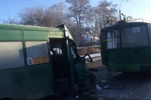 В Чернигове 12 человек пострадали в ДТП с участием троллейбуса и маршрутки