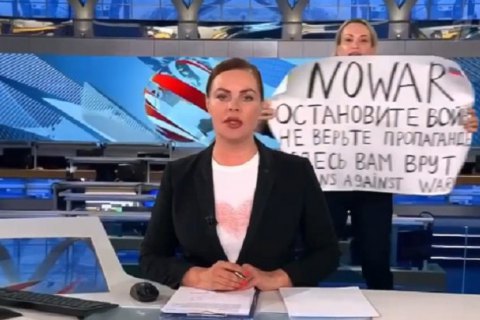 Редактор российского "Первого канала" признала, что распространяла пропаганду, а Россия - агрессор