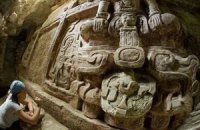 В Гватемале откопали один из крупнейших барельефов майя