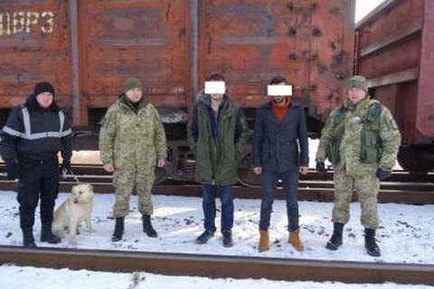 Двоє іноземців на ходу заскочили у напіввагон поїзда, який їхав з України в Польщу