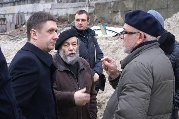 Вадим Кириленко(второй слева) в компании чиновного однофамильца и знаменитых археологов