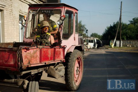 Трактор с двумя людьми подорвался на мине в Донецкой области
