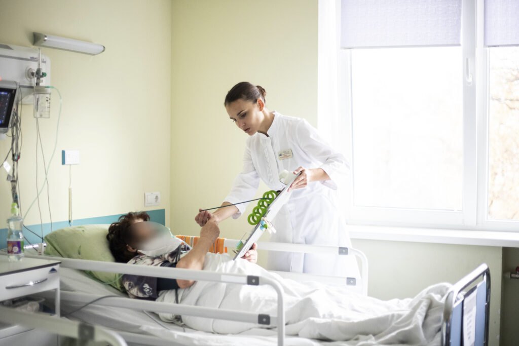 Реабіліція пацієнтки після інсульту в обласній лікарні на Полтавщині. 