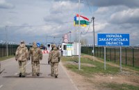 ​На Закарпатті чоловік на позашляховику протаранив шлагбаум на кордоні та втік до Угорщини