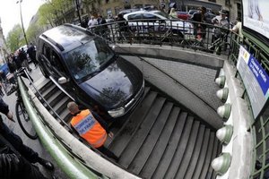 Во Франции водитель перепутал метро с парковкой