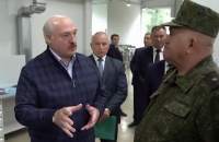 Лукашенко: "Кто гарантирует, что мы не будем воевать? Мир одурел вообще"
