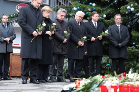 Меркель посетила место теракта в Берлине