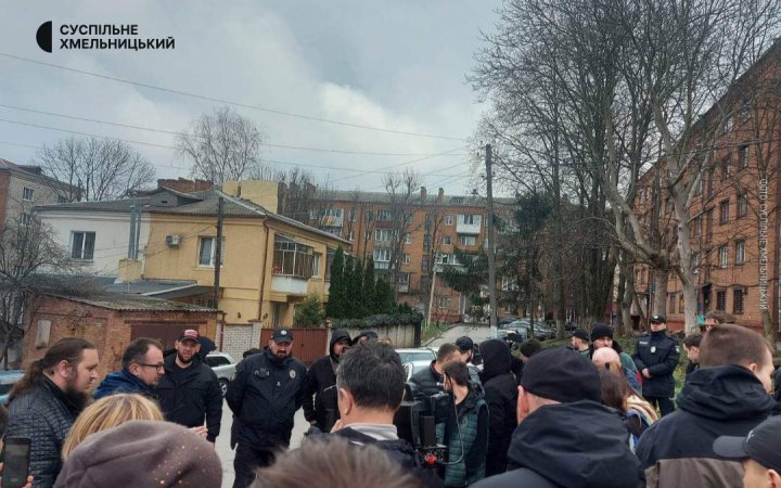 У Хмельницькому почалися сутички біля храму УПЦ МП, в якому побили військового (оновлено)