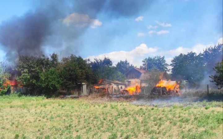 Через російські обстріли біля Херсона виникла масштабна пожежа