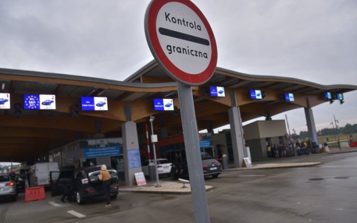 У деяких пунктах пропуску на кордоні із Польщею тимчасово сповільнився рух