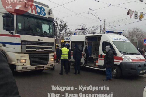 Грузовик сбил пожилую женщину на пешеходном переходе в Киеве